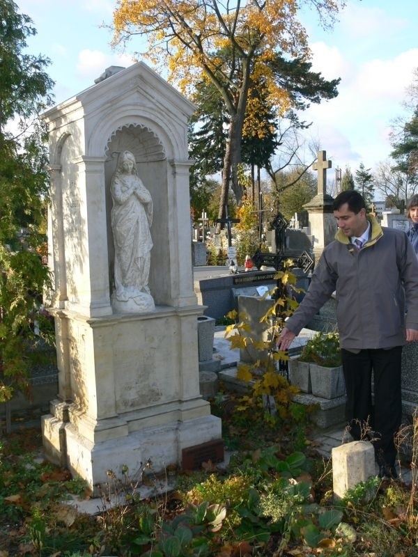 Wiceprezydent Skarżyska Grzegorz Małkus pokazuje jeden z dwóch zabytkowych nagrobków, jakie Rycerze Kolumba odnowili po ubiegłorocznej kweście, która przyniosła ponad 8 tysięcy złotych.