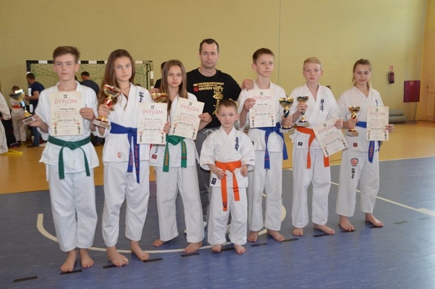 Sześć medali niepołomickich karateków w Leżajsku