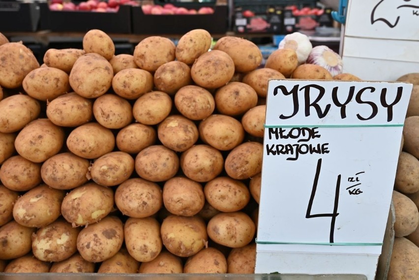 Młode, polskie ziemniaki, odmiana Irys kosztowały 4 złote za...