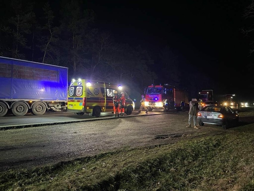 Zderzenie trzech samochodów na DK10 w powiecie toruńskim. Na miejscu 7 zastępów straży pożarnej