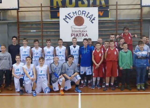 W rzeszowskiej hali ROSiR młodzi koszykarze uczcili pamięć Stanisława Piątka