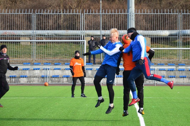 Piłkarze Gwardii Koszalin rozegrali drugi mecz sparingowy podczas zimowych przygotowań. Podopieczni Tadeusza Żakiety ograli na koszalińskim euroboisku Regę Trzebiatów 1:0. Grano 3x30 minut, a jedyną bramkę strzelił Bartosz Maciąg.Zobacz także Bałtyk Koszalin - Gwardia Koszalin 2:2