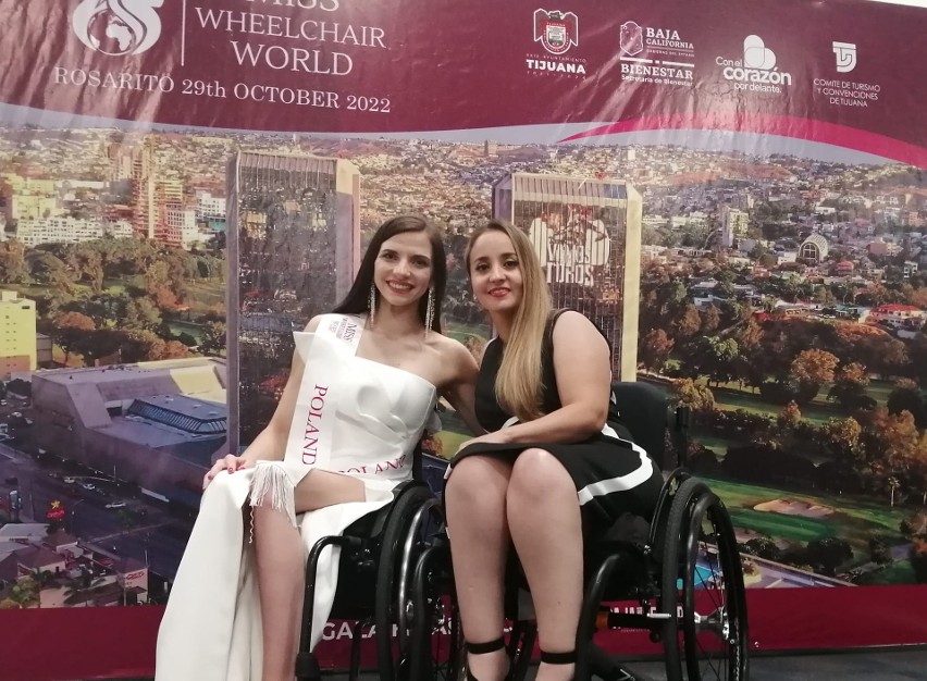 Anna Płoszyńska i Karen Rocha, dyrektor Miss WheelChair...