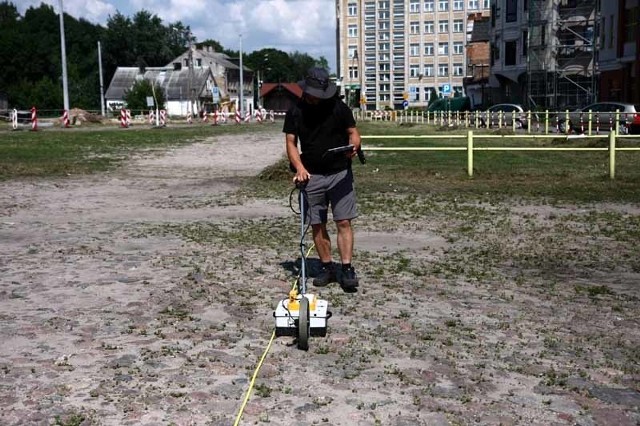 Teren dawnego cmentarza był dwa tygodnie temu zbadany georadarem. To nowoczesne urządzenie wysyła krótkie impulsy elektromagnetyczne. Jeżeli antena odbierze sygnał oznacza to, że w ziemi znajduje się jakiś obiekt. Mapa rozkładu tych obiektów ma być znana już wkrótce.