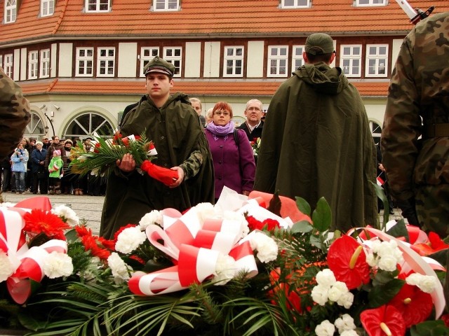 Podczas uroczystości przed Pomnikiem Tysiąclecie Państwa Polskiego delegacje instytucji, stowarzyszeń, szkół i mieszkańcy złożyli przed pomnikiem wiązanki kwiatów.