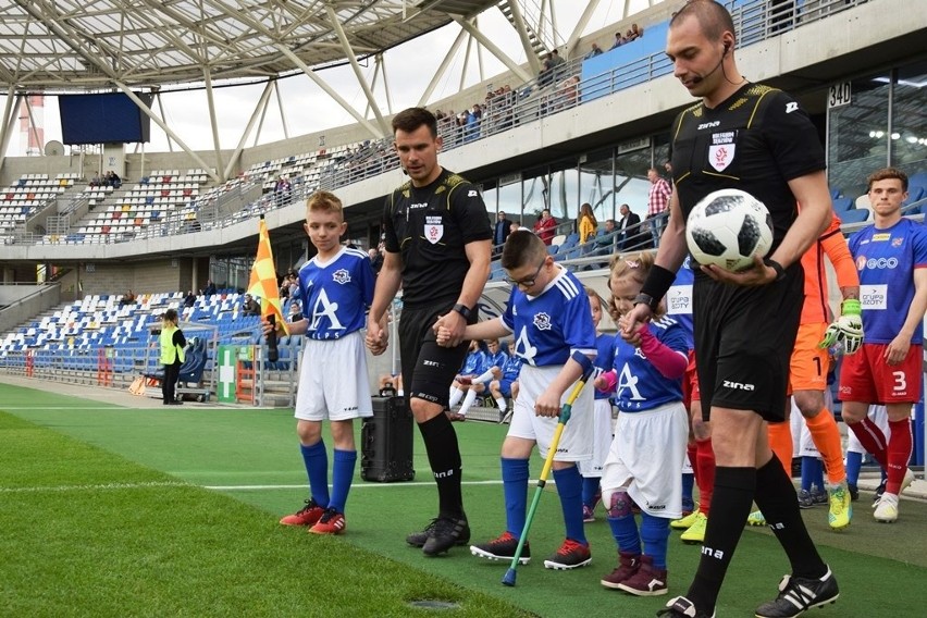 Podbeskidzie - Odra Opole 3:1. Mali Kuloodporni wyprowadzali piłkarzy [ZDJĘCIA KIBICÓW]