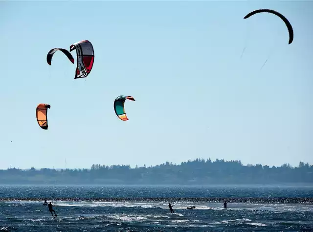 Kitesurfing jest już popularnym sportem, ale do latawca można podpiąć również deskorolkę