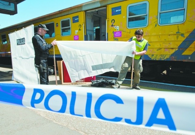 Zszokowani podróżni o leżących na peronie zwłokach natychmiast zawiadomili kolejarzy, a ci wezwali policję.