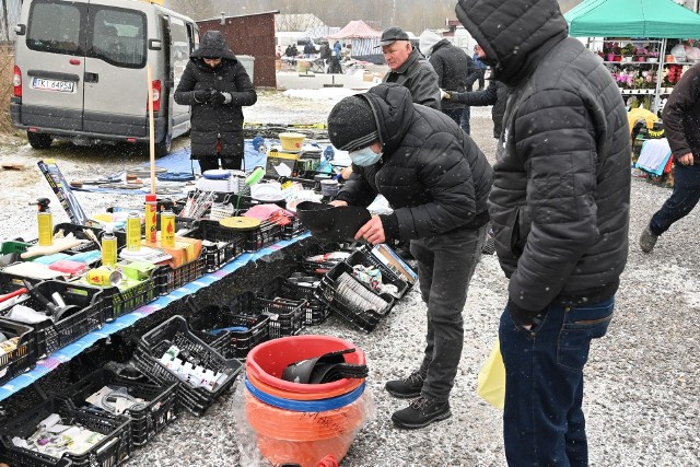 W niedzielę, 7 lutego, na giełdzie w Miedzianej Górze pojawili się sprzedający odzież, obuwie oraz mniejsze przedmioty. Znaleźli się także chętni do kupowania. Wszystko to działo się, kiedy ze wschodu wiał nieprzyjemny, zimny wiatr, a termometr pokazywał minus osiem - minus dziesięć stopni mrozu. Niska temperatura i śnieg wystraszyła natomiast handlarzy aut. Na placu próżno było szukać choćby jednego samochodu. >>>Więcej zdjęć z niedzielnej giełdy w Miedzianej Górze na kolejnych slajdach