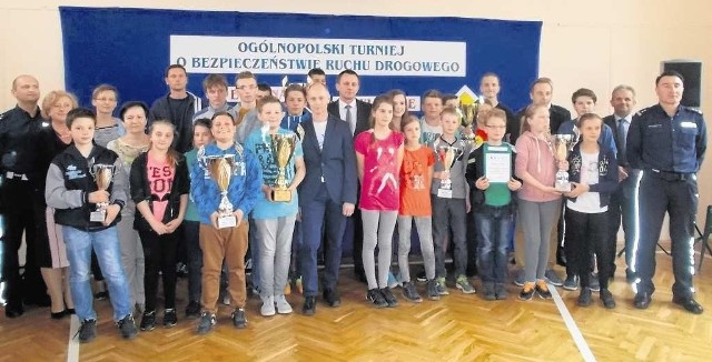 Zwycięskie drużyny 38. Powiatowych eliminacji Turnieju Bezpieczeństwa Ruchu Drogowego