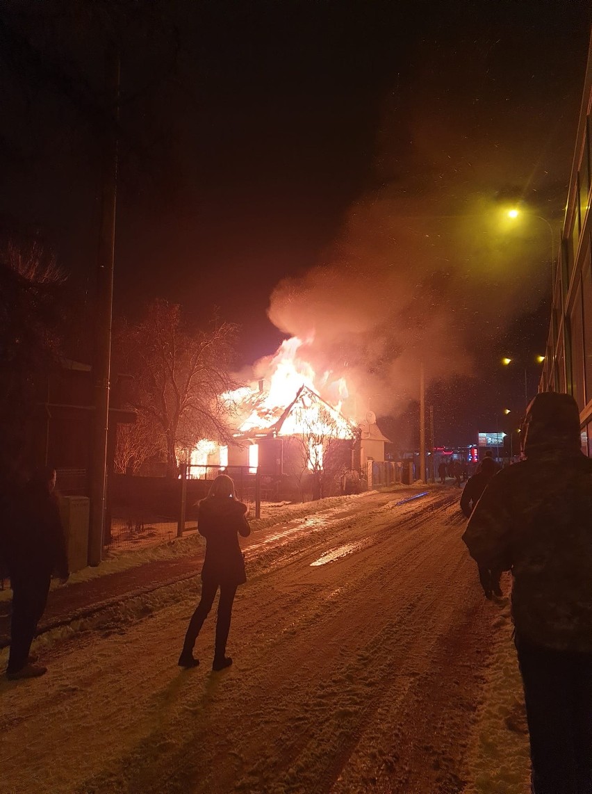 Pożar domu przy Ciołkowskiego w Białymstoku. Strażacy...
