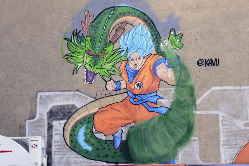 Mural przedstawia postać z popularnej bajki anime.