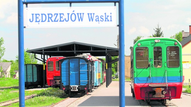 W tym roku zakończyła się odnowa jędrzejowskiego dworca wąskotorówki. Ostatnią jej częścią była budowa zadaszenia peronów. Teraz oczekujący na pociąg pasażerowie nie zmokną w czasie deszczu.