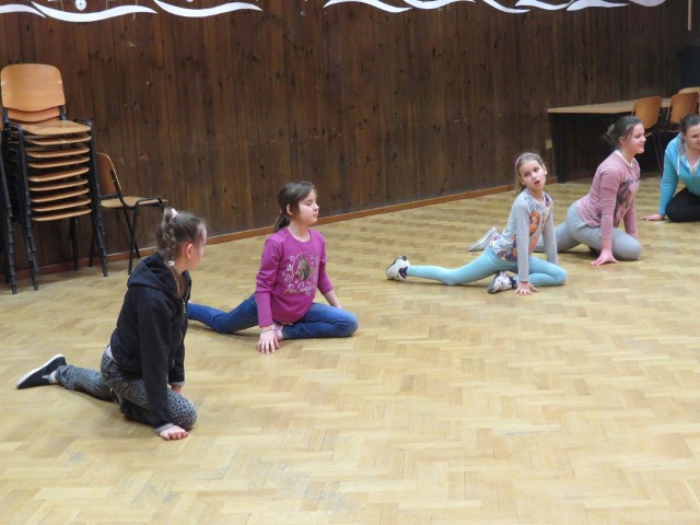 Większość grupy kursu tańca towarzyskiego tego dnia skorzystała z seansu filmowego w Ciechocinku. Najwytrwalsi uczestnicy pilnie ćwiczyli pod okiem Marii Bendykowskiej. Zobaczcie sami.