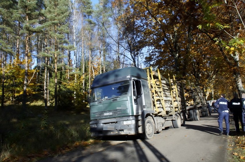 Kolizja volkswagena z ciężarówką. W aucie dostawczym otworzyła się klapa [ZDJĘCIA]