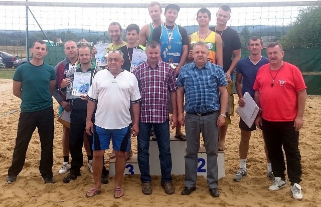 Najlepsze drużyny i organizatorzy piątej edycji mistrzostw powiatu kieleckiego w siatkówce plażowej.