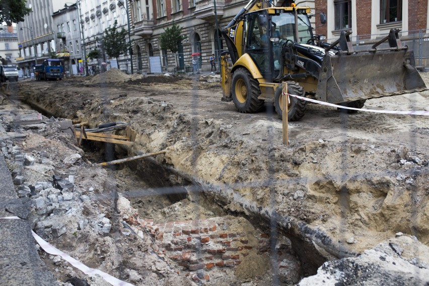 Znalezisko przy Barbakanie. Odkryto średniowieczny mur [ZDJĘCIA]