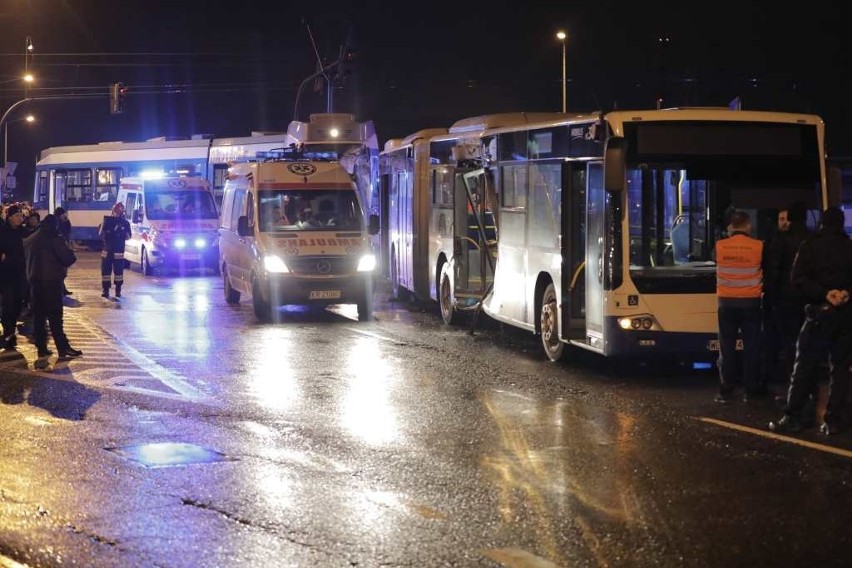 Kraków. Zderzenie tramwaju z autobusem na al. Jana Pawła II. Są ranni [ZDJĘCIA]