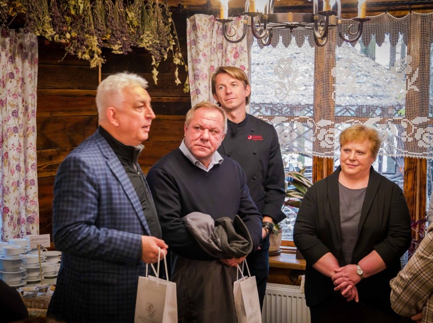 Karol Okrasa w Ziołowym Zakątku w Korycinach uczył gotować dyplomatów z całego świata (zdjęcia)