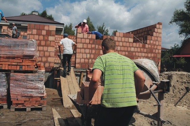 Mieszkańcy Morawska zmobilizowali się i pomagają przy odbudowie domu pogorzelców.