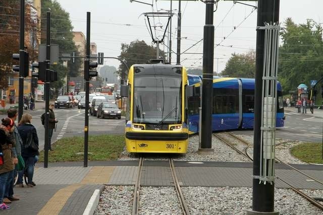 Przejazd władz UMK nowym tramwajemSwing jeździ po Toruniu