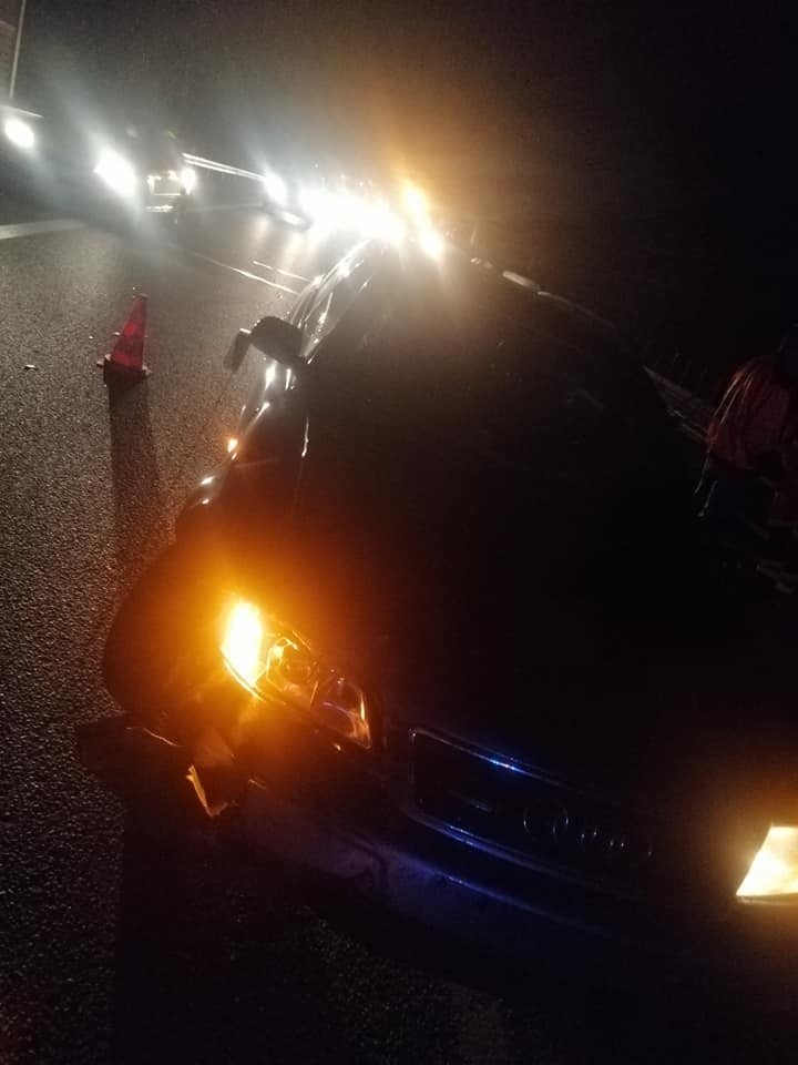 Wypadek na ekspresowej "siódemce" w gminie Stara Błotnica. W nocy kierowca zmieniał pas i rozbił dwa inne samochody