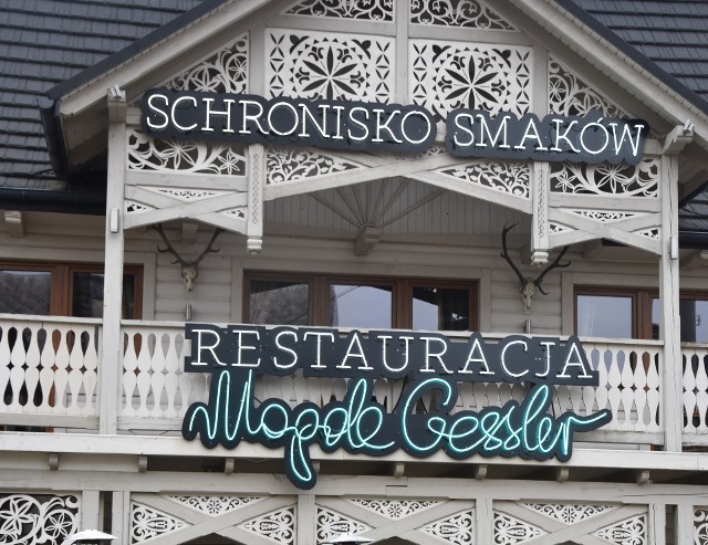 Szyld nad wejściem do restauracji Schronisko Smak&oacute;w Magdy Gessler w Bukowinie Tatrzańskiej. Jeśli lokal nie należy do sławnej restauratorki to neon ewidentnie... okłamywał klient&oacute;w.