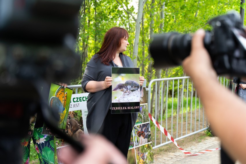 Symboliczne „zamknięcie parku antynaturalistycznego”, czyli protest w obronie zieleni na Górkach Czechowskich. Zobacz zdjęcia