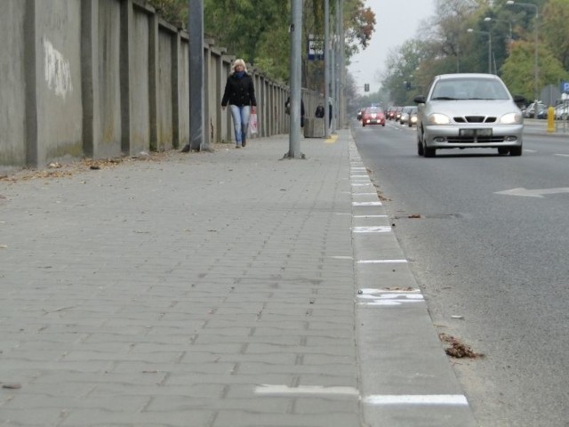 Pracownicy Zakładu Usług Komunalnych wyznaczyli już miejsca handlowe na czas Wszystkich Świętych wzdłuż płotu cmentarza rzymskokatolickiego przy ulicy Limanowskiego.