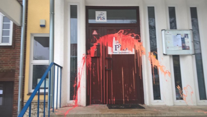 Atak na siedzibę PiS przy ul. Mickiewicza. Ktoś oblał drzwi farbą