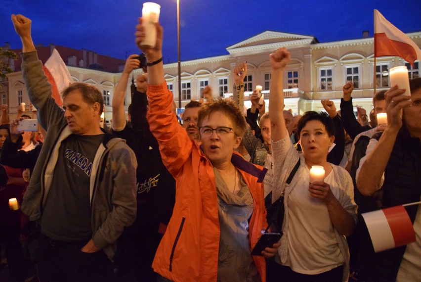 Kolejny "Łańcuch światła" w Lublinie. Protestowało około tysiąca osób [ZDJĘCIA]