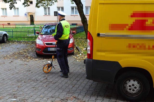 Na drodze wewnętrznej za kamienicami wzdłuż  ulicy 1 maja w Koszalinie doszło do potrącenia starszej kobiety. Poszkodowana z  urazem głowy trafiła do szpitala. - Kierowca busa wykonując manewr cofania nie zauważył starszej pani i ją potrącił - mówi nam sierż. Beata Gałka, rzecznik prasowy Komendy Miejskiej Policji w Koszalinie.Kobieta z urazem głowy została przewieziona do szpitala. Sprawę wyjaśnia policja. 