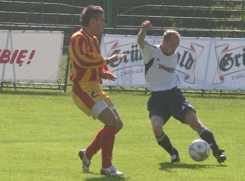 Wyjątkowe zdjęcia z meczu czwartej ligi sprzed 15 lat. Korona II Kielce pokonała Naprzód Jędrzejów 3:0. Grali piłkarze znani z ekstraklasy