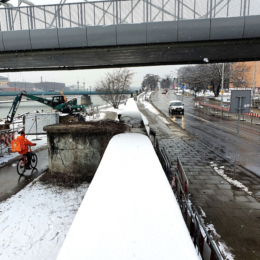 Kraków. Budują mosty nad Wisłą. Od poniedziałku utrudnienia w ruchu na ul. Podgórskiej [ZDJĘCIA]