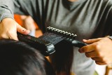 Prostujesz włosy? Uważaj. Naukowcy dowiedli, że niektóre zabiegi fryzjerskie mogą zwiększać ryzyko wystąpienia raka macicy