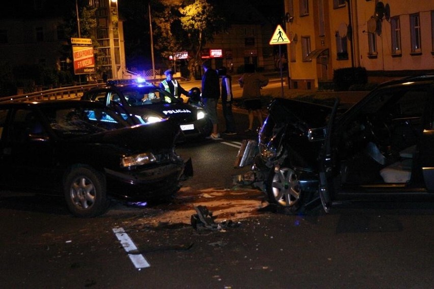 Czołowe zderzenie aut na ul. Westerplatte w Słupsk...