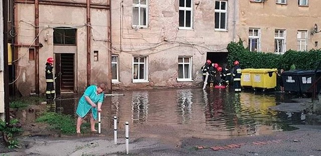 Interwencja strażaków w zalanej kamienicy przy ul. Chrobrego