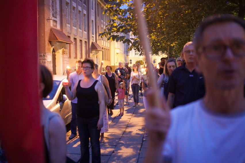 7. dzień protestów. Znów ze świecami w rękach, znów z...