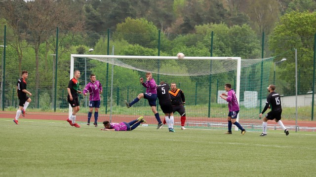 BOSiR/Dąb Barcin wygrał z Mikrusem Gesal Szadłowice 5 : 2 (2:1)bramki:  Damian Lewandowski (22), Filip Czerwiński (35), Bartłomiej Dreżewski (64),Jakub Trześniewski (67), Daniel Nowakowski (71),  -  Artur Dąbrowski (30), Jakub Jarzyński (49)  (mw)Flash INFO, odcinek 11 - najważniejsze informacje z Kujaw i Pomorza.