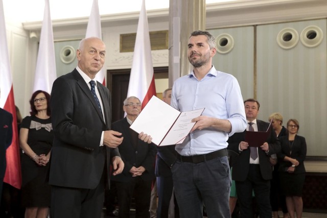 Maciej Konieczny, poseł Lewicy i partii Razem, podczas uroczystości wręczenia zaświadczen o wyborze posłów na Sejm