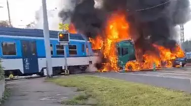 W wypadku ranni zostali kierowca ciężarówki, konduktor i co najmniej sześć osób podróżujących pociągiem. Wyrządzone szkody wstępnie oszacowano na ponad 30 milionów koron.