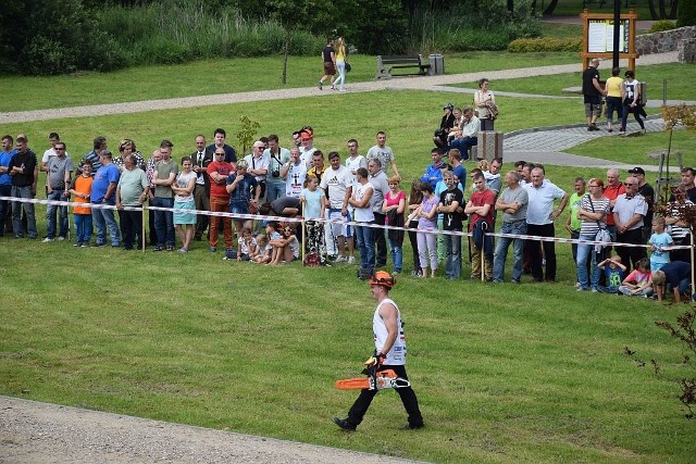 Drwale pokazali krzepę. Czerszczanie bawili się świetnie. Były rozmaite konkurencje. Publiczność reagowała żywo na wszystkie zmagania.Było wesoło, także dzięki konferansjerowi, który komentując zawody, sypał kawałami jak z rękawa. Pogoda na dzień (25.07.2016) | KUJAWSKO-POMORSKIETVN Meteo Active