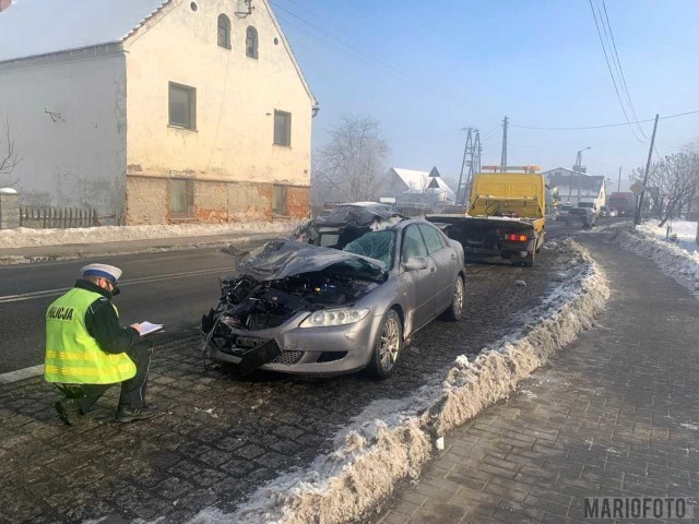 Sidzina. Mazda zderzyła się ciężarówką na trasie Nysa-Opole. Kierowca samochodu przewieziony do szpitala