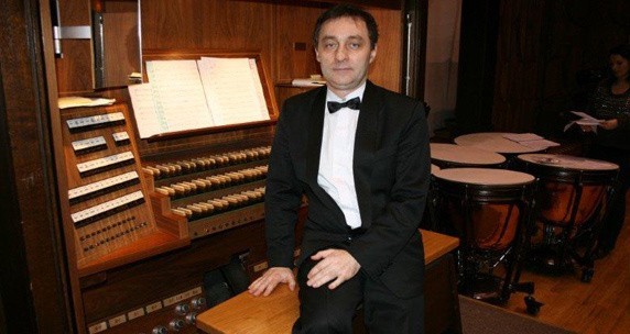 Radomski muzyk, Robert Grudzień, zaprasza na dwa uroczyste czerwcowe koncerty w Stromcu i Radomiu.