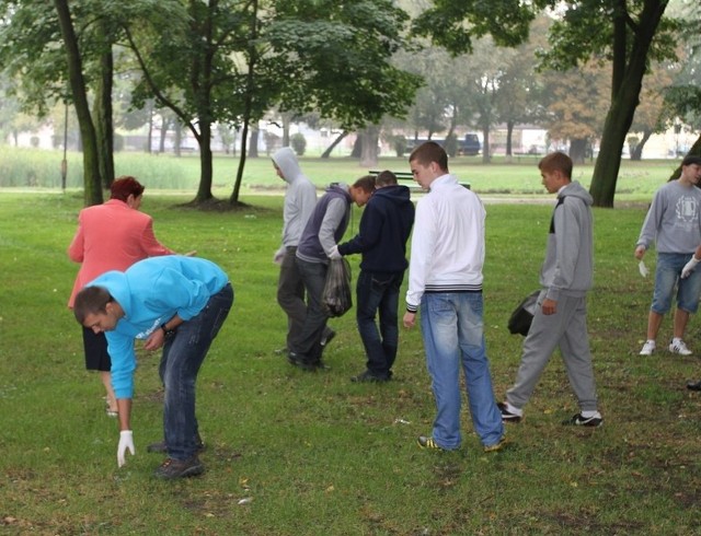 Uczniowie II klasy Liceum Strażackiego, m.in. Michał Matracki i Adam Orłowski z nauczycielką geografii, Alicją Wiśniewską, posprzątanie w czwartek Stary Ogród.