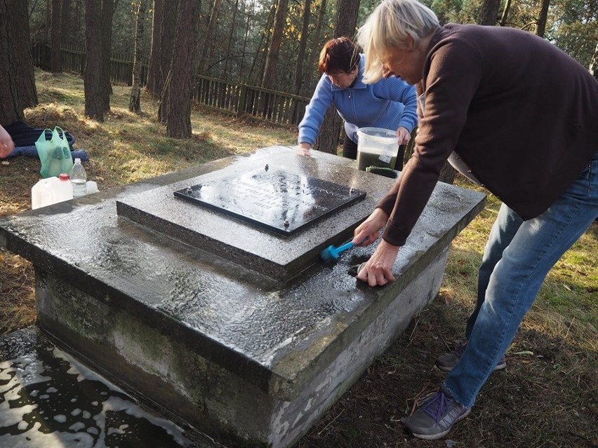 Gospodynie posprzątały miejsce pamięci na Cmentarzu Wojennym w Kalisiu