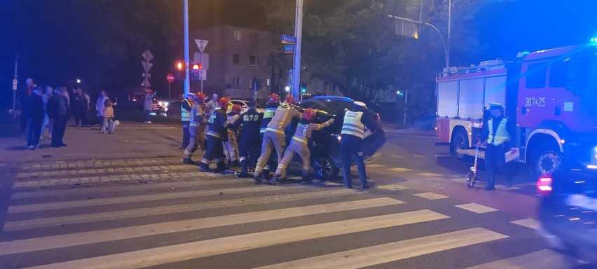 Wypadek na Pilczyckiej we Wrocławiu. Nissan dachował po zderzeniu z fordem