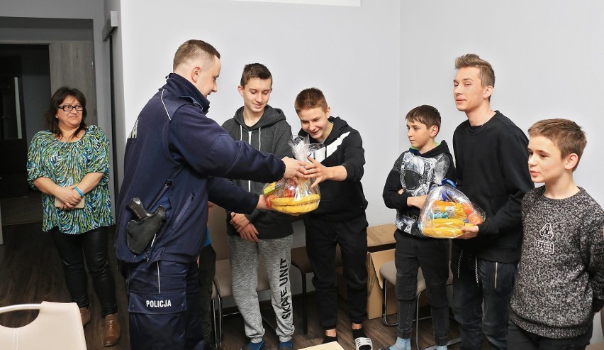 Policjanci z Wieliczki obdarowali podopiecznych Domu Dziecka [ZDJĘCIA]