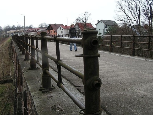 Zabytkowy i zniszczony most nad Borują w Bytowie. 