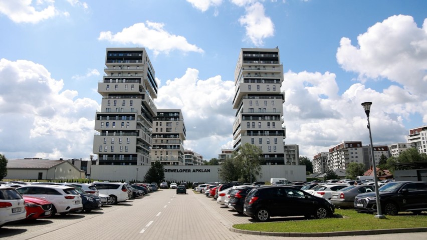 Rzeszów. Z balustrady balkonu wyleciała szyba. "Boimy się o nasze dzieci" [ZDJĘCIA]